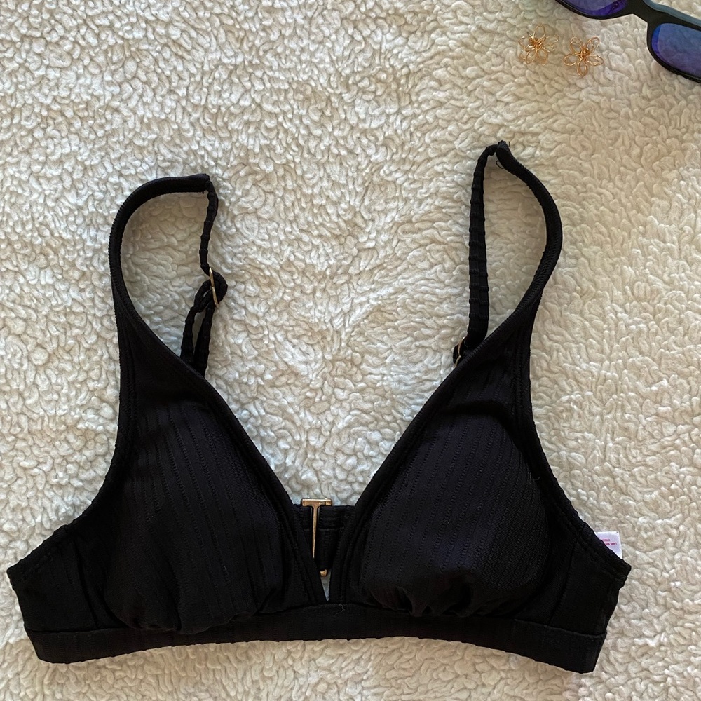 Small Xhilaration Black Top Gold Clasps Ribbed Pretty